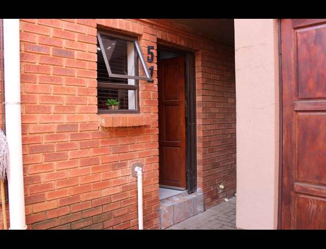 2 BEDROOM TOWNHOUSE FOR SALE IN ALBERTSDAL